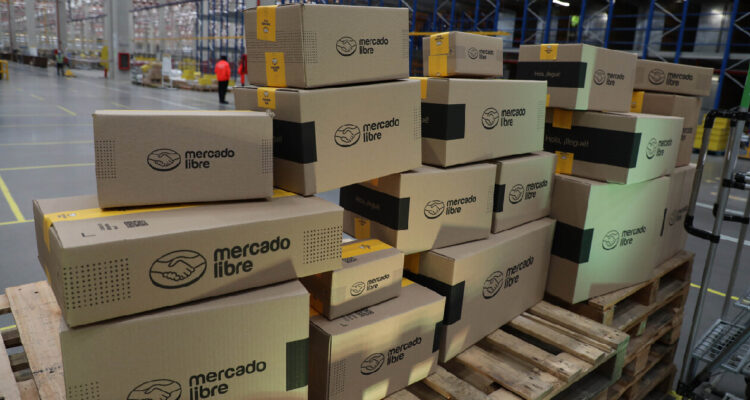 Cajas de MercadoLibre apiladas en un centro de distribución en la región metropolitana