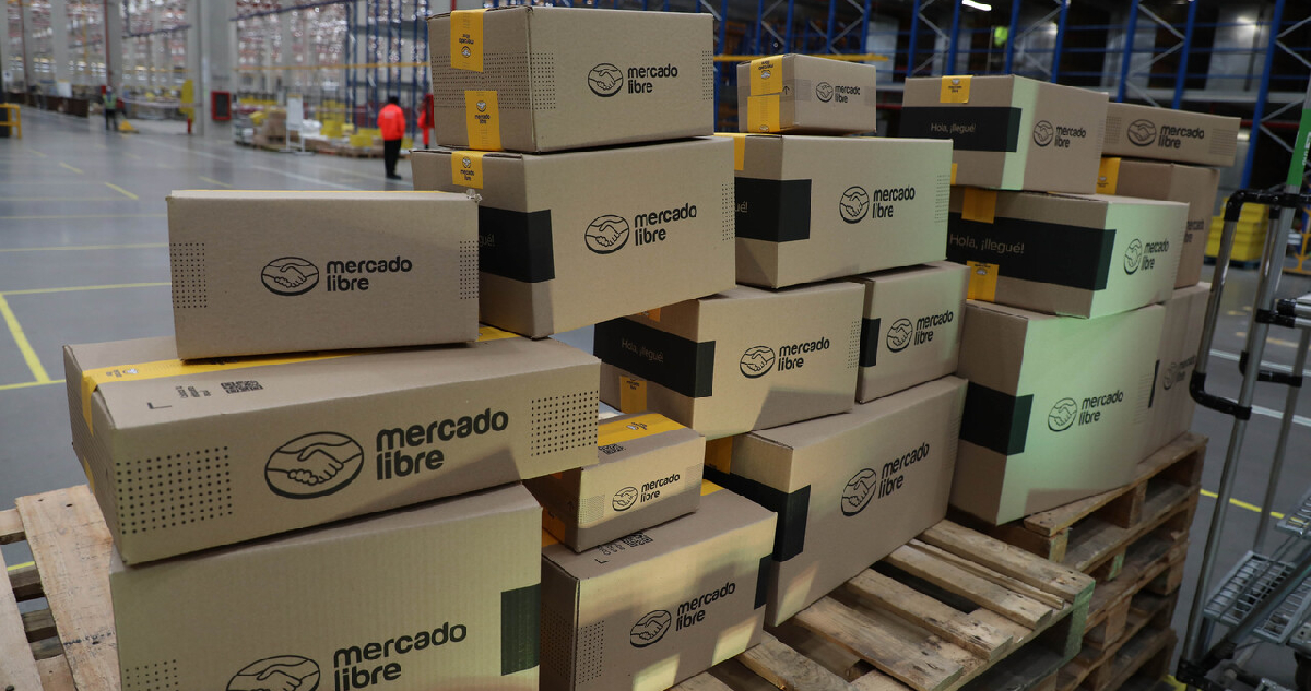Cajas de MercadoLibre apiladas en un centro de distribución en la región metropolitana