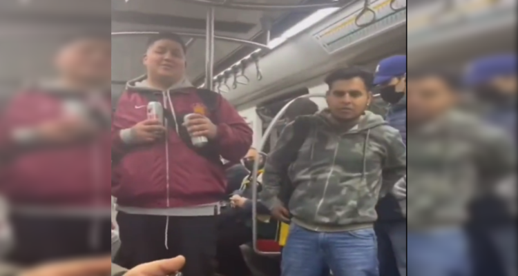 “¿Por qué no te rayas el poto, mejor?”: mujer encara a sujetos que rayaron el Metro bebiendo alcohol