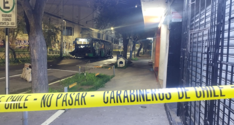 Micro con pasajaros a bordo se incendió en San Miguel Fiscalía denuncia artefacto explosivo