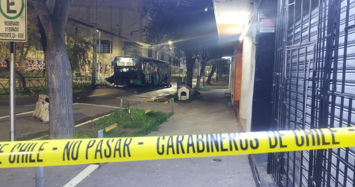 Micro con pasajaros a bordo se incendió en San Miguel Fiscalía denuncia artefacto explosivo