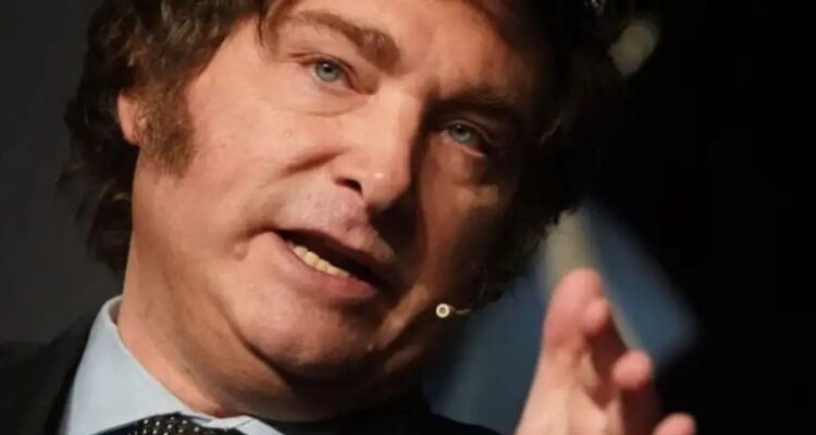 Qué son los vouchers educacionales, los cheques con lo que Javier Milei quiere cambiar el modelo educacional de Argentina, inspirado en países como Chile