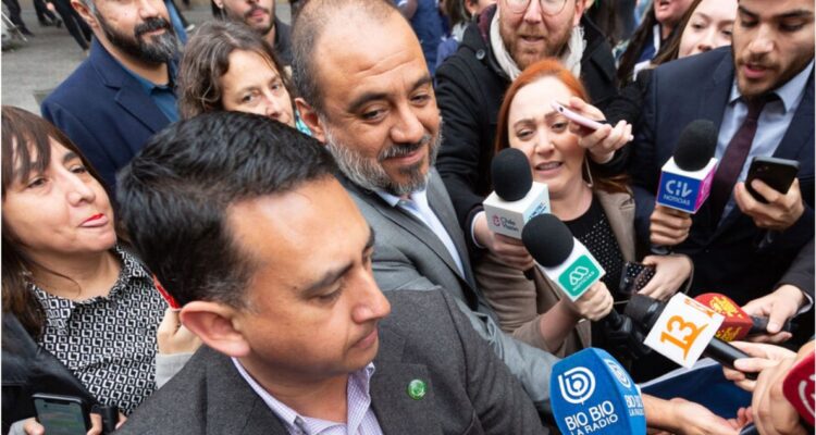 El ministro de Educación, Marco Antonio Ávila, llegó hasta La Moneda, para elc ambio de gabinete, entre gritos por protestas de apoderados.