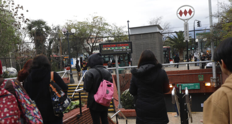 Ministro Cataldo rechaza evasiones masivas tras alza del pasaje y pide “cuidar lo que es de todos”