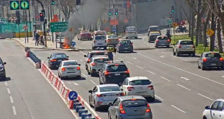 Conductor incendia su moto e intenta robar otra para huir de fiscalización en Las Condes