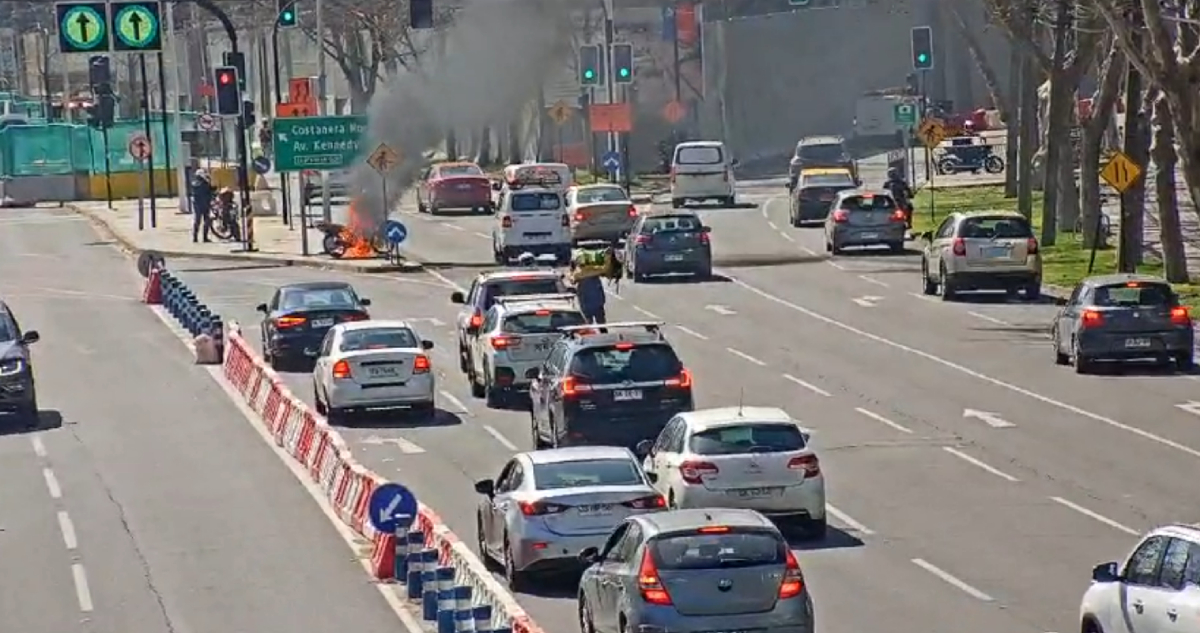 Conductor incendia su moto e intenta robar otra para huir de fiscalización en Las Condes