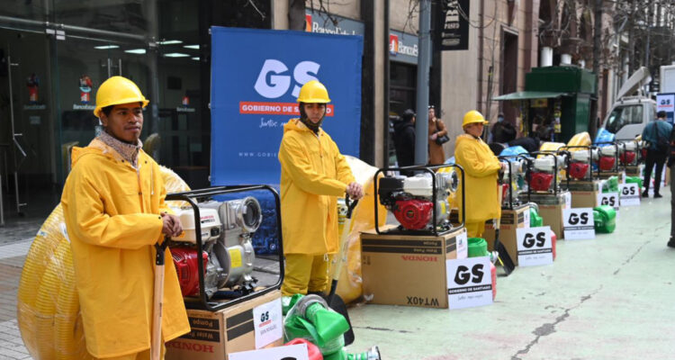 Ante sistema frontal: entregan 25 motobombas para utilizar en caso de inundaciones en comunas de la RM