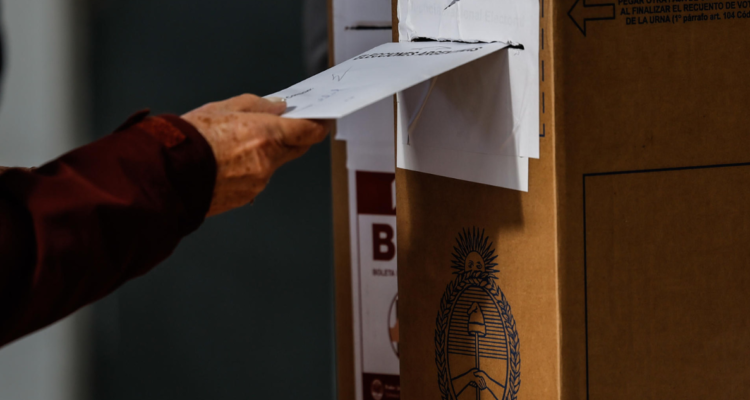 Fotografía de una mujer votando en elecciones de Argentina en referencia a supuesta “mujer fantasma”
