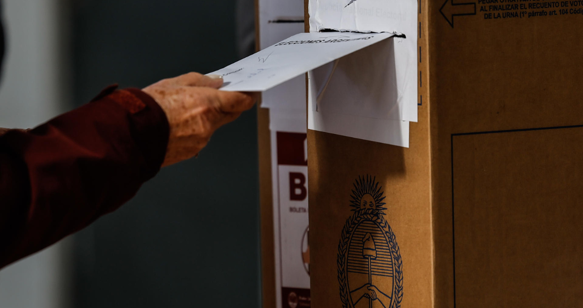 Fotografía de una mujer votando en elecciones de Argentina en referencia a supuesta “mujer fantasma”