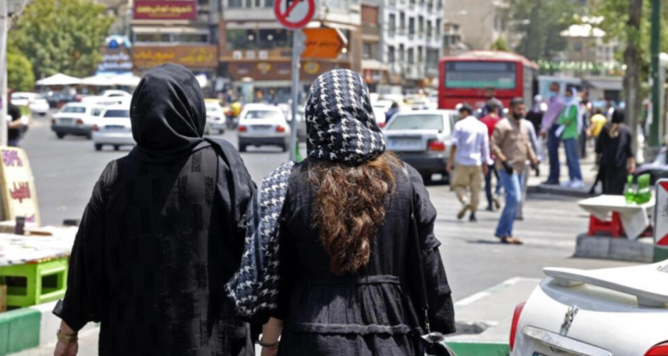 Mujeres con velo en Teherán en julio de 2022