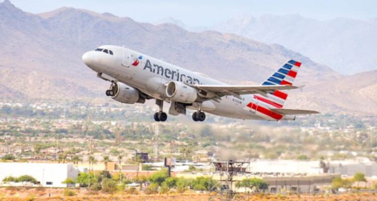 Un avión de American Airlines despegando