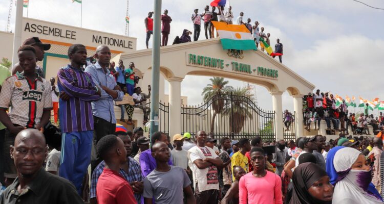 Manifestantes en la entrada de la Asamblea Nacional durante un mitin en Niamey