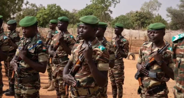 Níger: líderes de la Cedeao analizan una intervención militar mientras la Junta recluta civiles