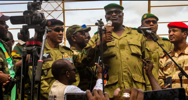 Miembros de la junta militar que dio el golpe en Níger participan en una manifestación de sus partidarios en un estadio de Niamey el pasado 6 de agosto