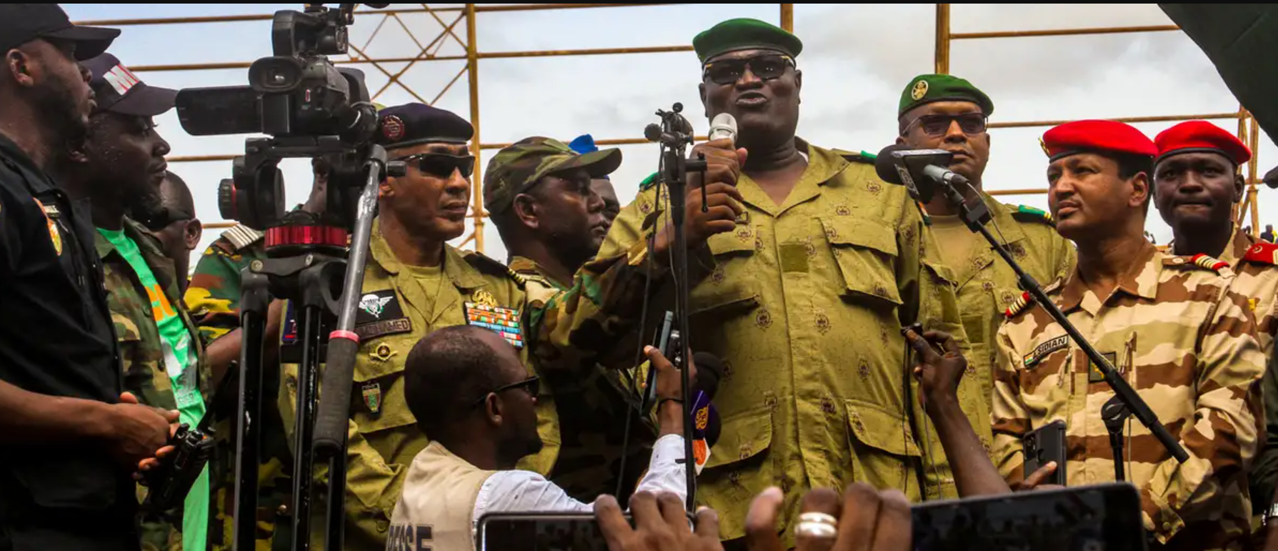 Miembros de la junta militar que dio el golpe en Níger participan en una manifestación de sus partidarios en un estadio de Niamey el pasado 6 de agosto