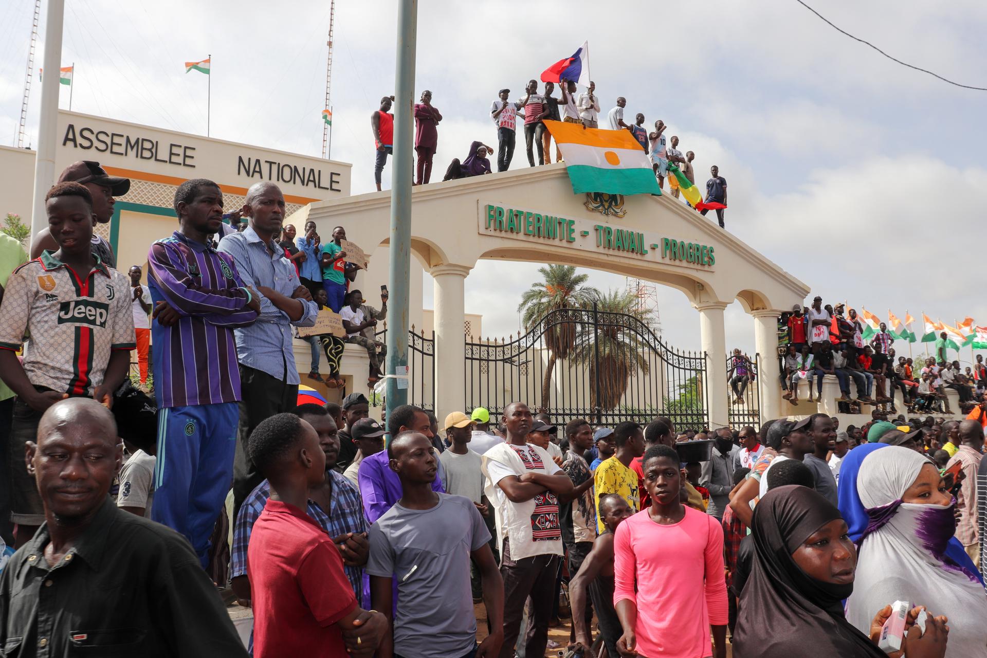 Manifestantes en la entrada de la Asamblea Nacional durante un mitin en Niamey