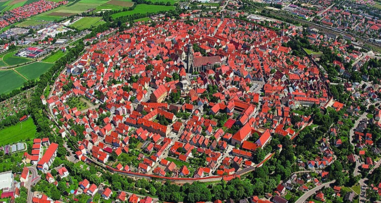 Nördlingen, la ciudad medieval construida en el cráter de un meteorito que alberga miles de diamantes