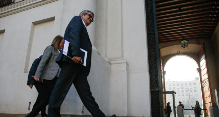 Parlamentarios apoyan aumentar impuestos a rentas sobre $4 millones: piden que derecha tome conciencia