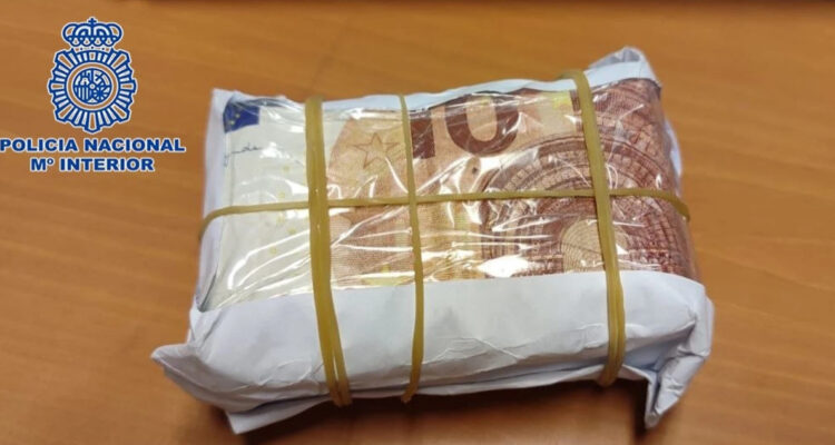 “Paquete chileno”: policía española alerta nuevo método de robo y estafa en las calles de Madrid