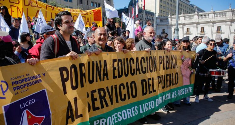 Paro de profesores: Ministro confirma que está “trabajando” en respuesta en primer día de movilización
