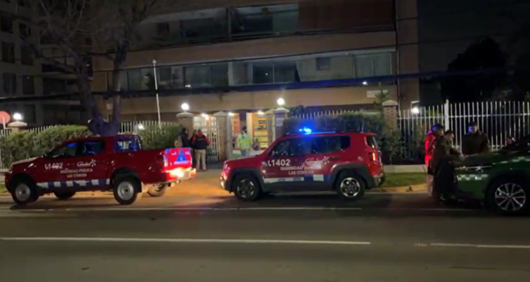 Indagan triple parricidio en Las Condes: madre asesinó a sus hijos y luego se quitó la vida