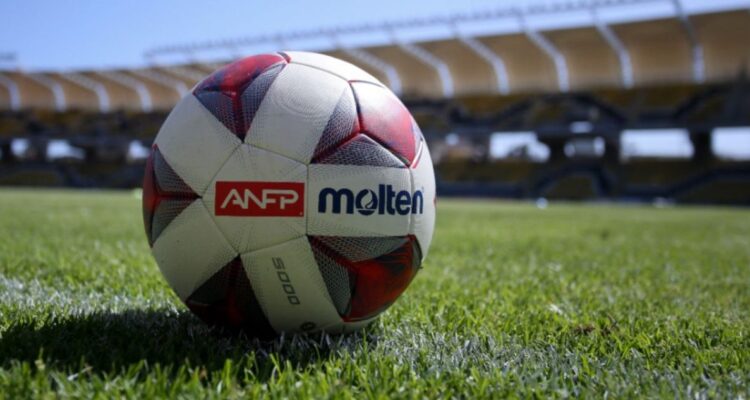 “Juega po’ malo culiao”: informe revela ‘lluvia’ de insultos de pasapelotas en partido de Primera