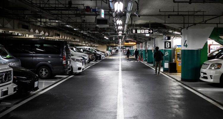 Cencosud deberá indemnizar con $5,7 millones a mujer que resbaló y quebró la cadera en supermercado