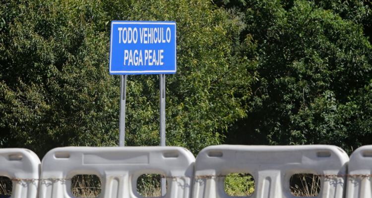 Delincuentes asaltan peaje en Osorno: intentaron llevarse caja fuerte y huyeron arrojando miguelitos