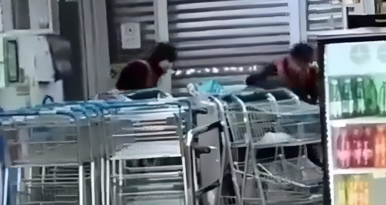 “Así estamos poh”: video capta golpiza de guardias a supuestos asaltantes en supermercado de Santiago
