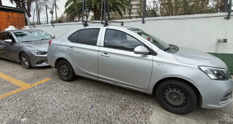 Detienen a cinco sujetos por circular en autos robados por la región Metropolitana: dos son menores