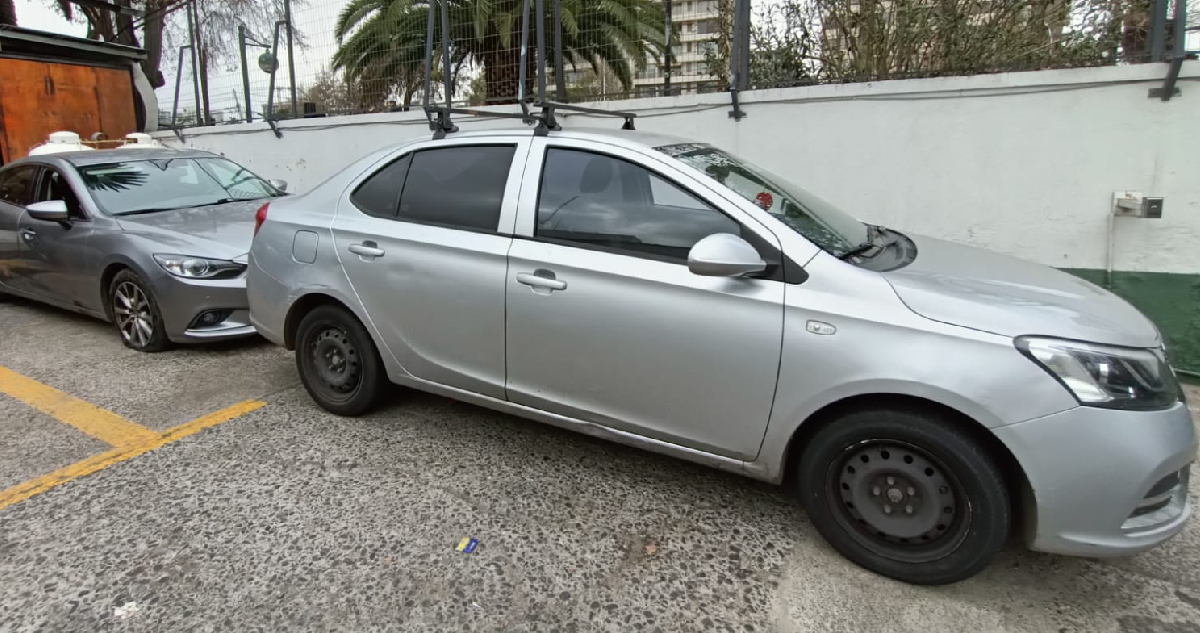 Detienen a cinco sujetos por circular en autos robados por la región Metropolitana: dos son menores
