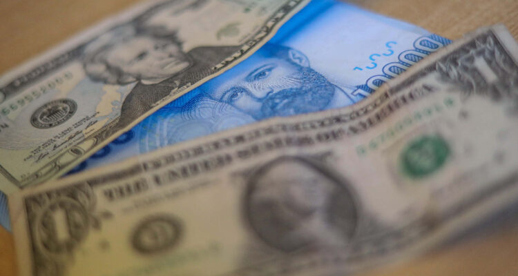 Expertos proyectan que inflación muestre nuevas alzas y que el dólar se podría posicionar en los $860