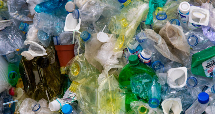 Científicos chilenos proponen nueva tecnología para reducir plásticos: ahorrarían miles de toneladas