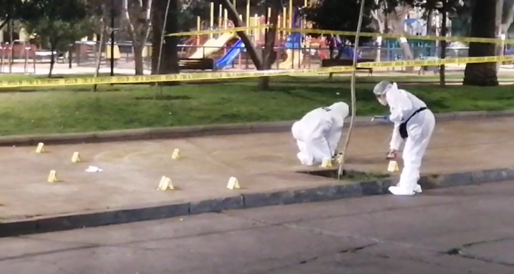 Un muerto y dos heridos deja intensa balacera en una plaza de Santiago