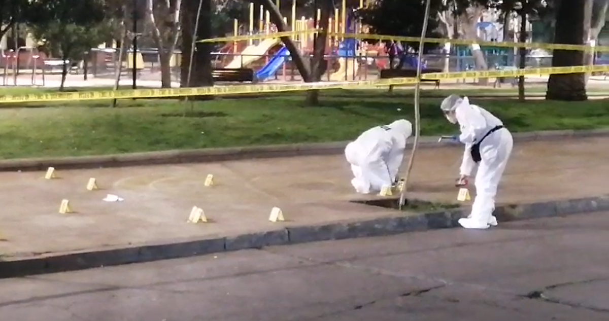 Un muerto y dos heridos deja intensa balacera en una plaza de Santiago