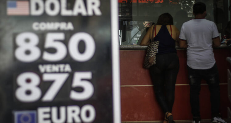 Dólar traspasa los $850 en medio de la sesión tras “jarro de agua fría” sobre la economía de EEUU