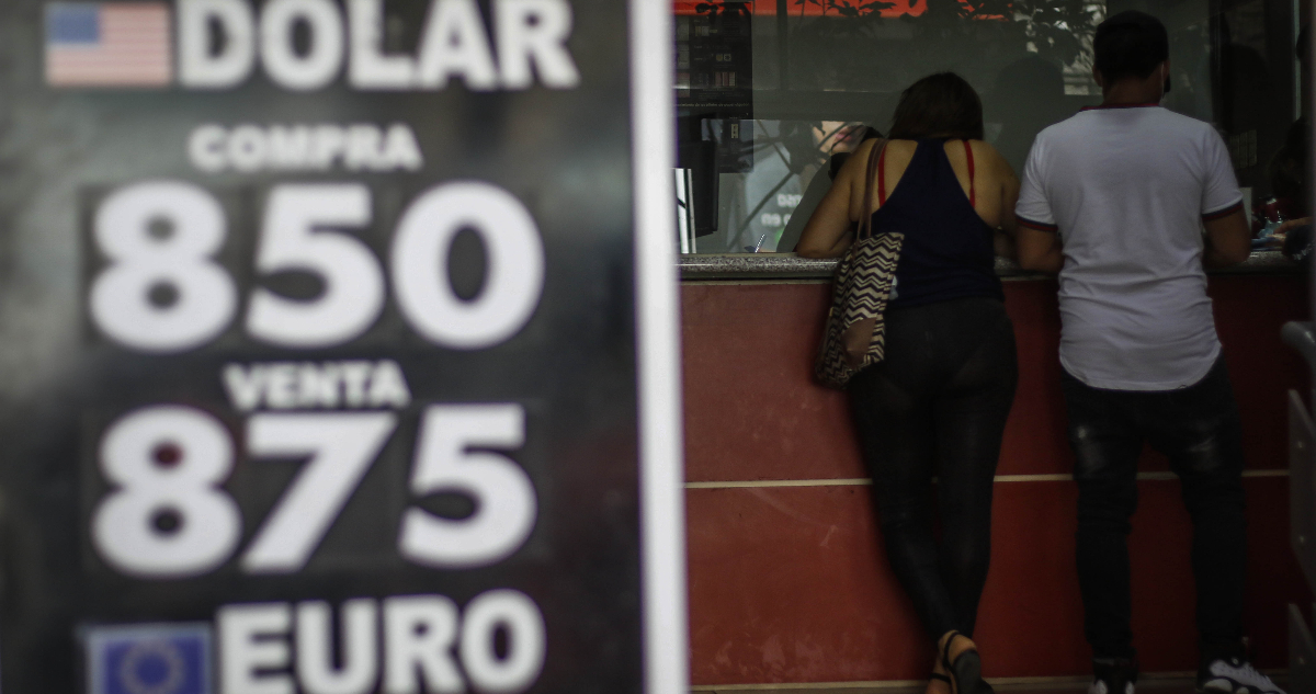 Dólar traspasa los $850 en medio de la sesión tras “jarro de agua fría” sobre la economía de EEUU