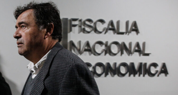 Ministro de Agricultura, Esteban Valenzuela, entregando antecedentes de posible colusión en el precio de las papas