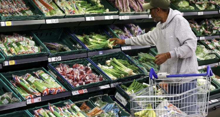 Un hombre compra en un supermercado en Londres