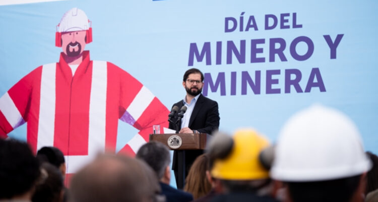 Boric reitera que no concesionará el litio y que privados tendrán rol atado a la Estrategia Nacional