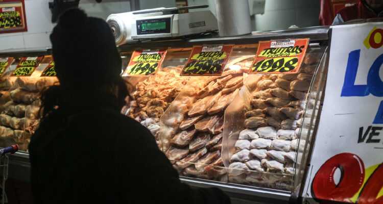 Una mujer observa los precios de la carne