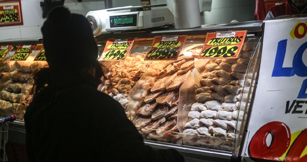 Una mujer observa los precios de la carne