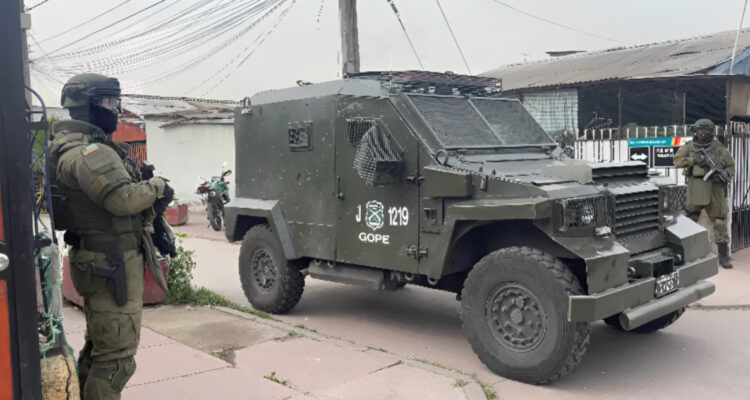 Sujeto dispara a Carabineros tras fiscalización por venta de droga en Lo Espejo: huyó por los techos
