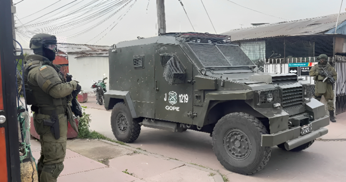 Sujeto dispara a Carabineros tras fiscalización por venta de droga en Lo Espejo: huyó por los techos