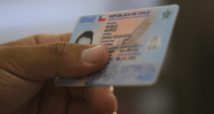 Una mano sosteniendo un carnet de identidad