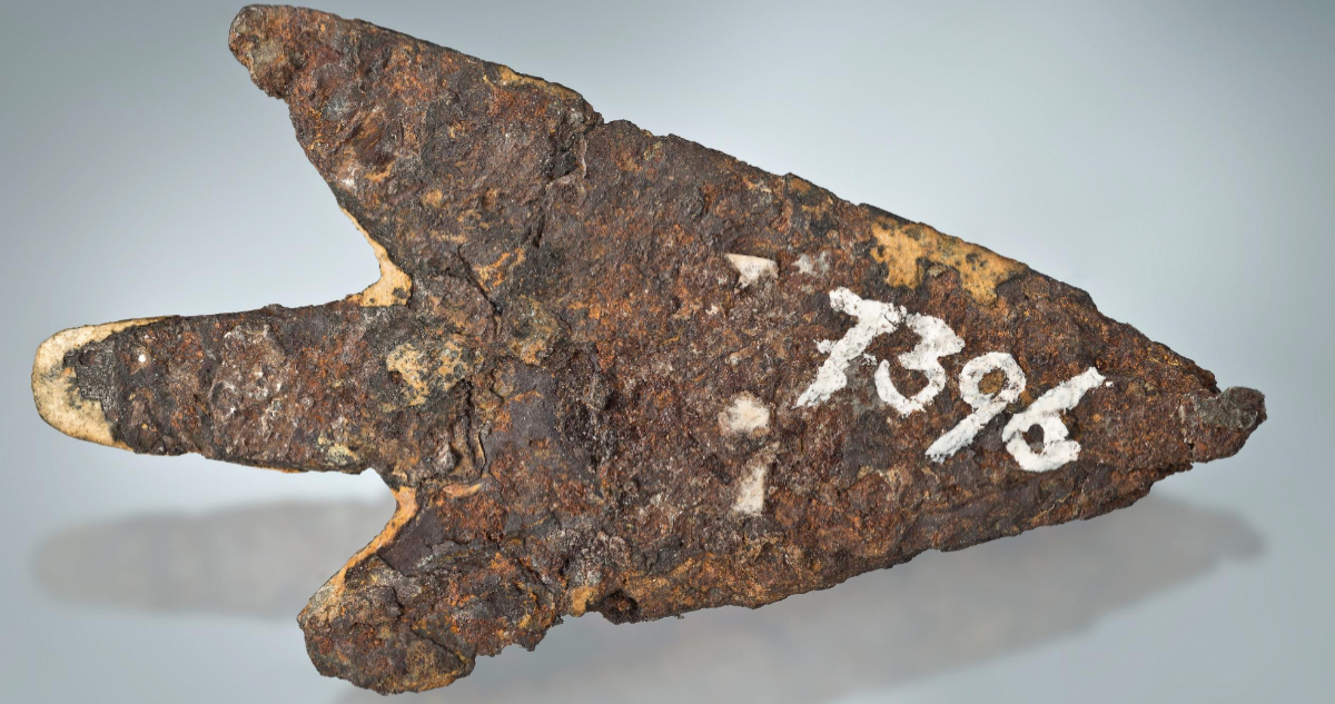 ¿Un arma extraterrestre?: Encuentran una punta de flecha que fue hecha con el material de un meteorito