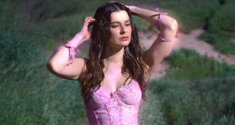 Qloud adelanta su primer disco y denuncia brecha de género en la producción musical: “Te discriminan”