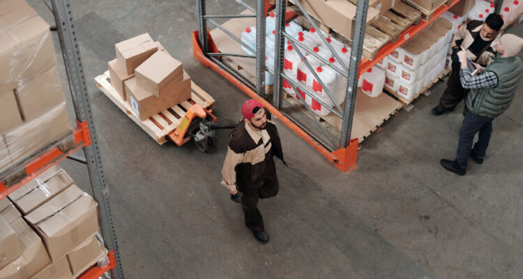 tres personas trabajando en una bodega