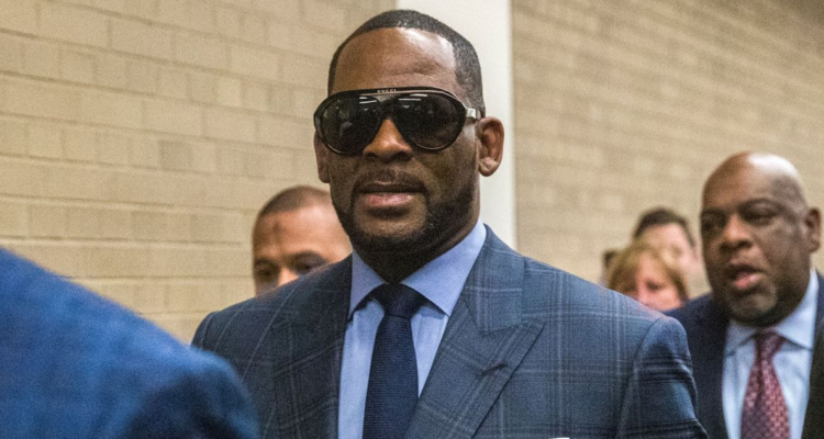 R. Kelly en su salida del juicio por los delitos de tráfico sexual y extorsión