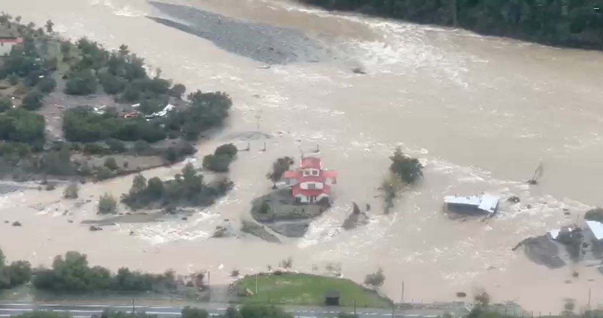 Bajo el agua y el barro: sobrevuelo muestra impactante inundación en región del Maule